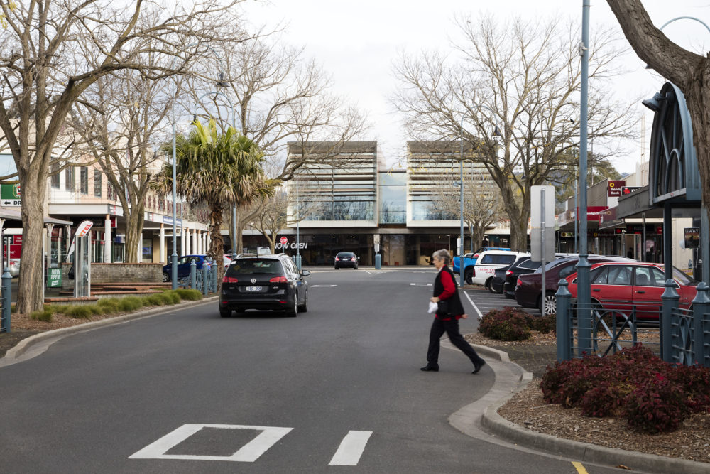 In the context of the town of Moe, the new library creates a central point of reference.