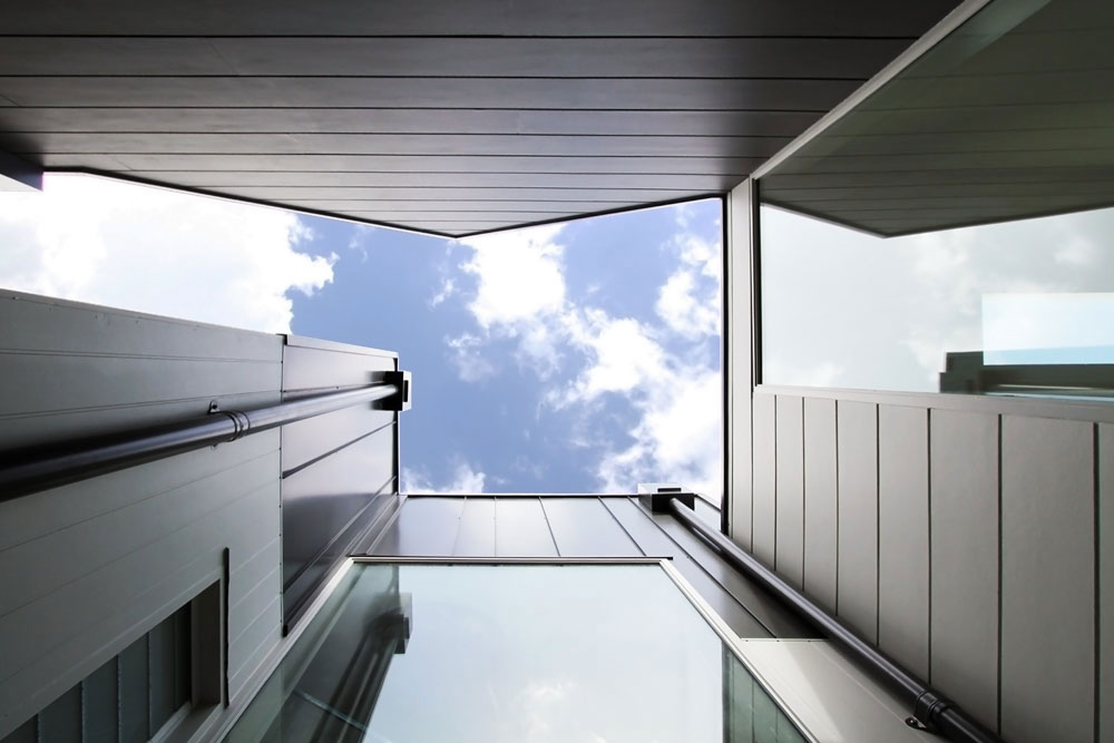 Open courtyard creates a concentrated framing of the sky – townhouses Balmain